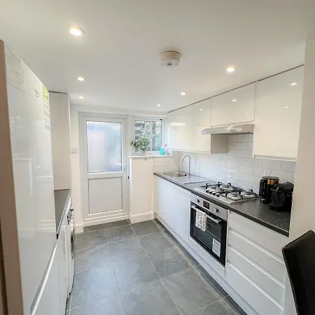 1-Bedroom Flat With Small Garden & Paid Parking In Finsbury Park, Highbury London Exterior photo