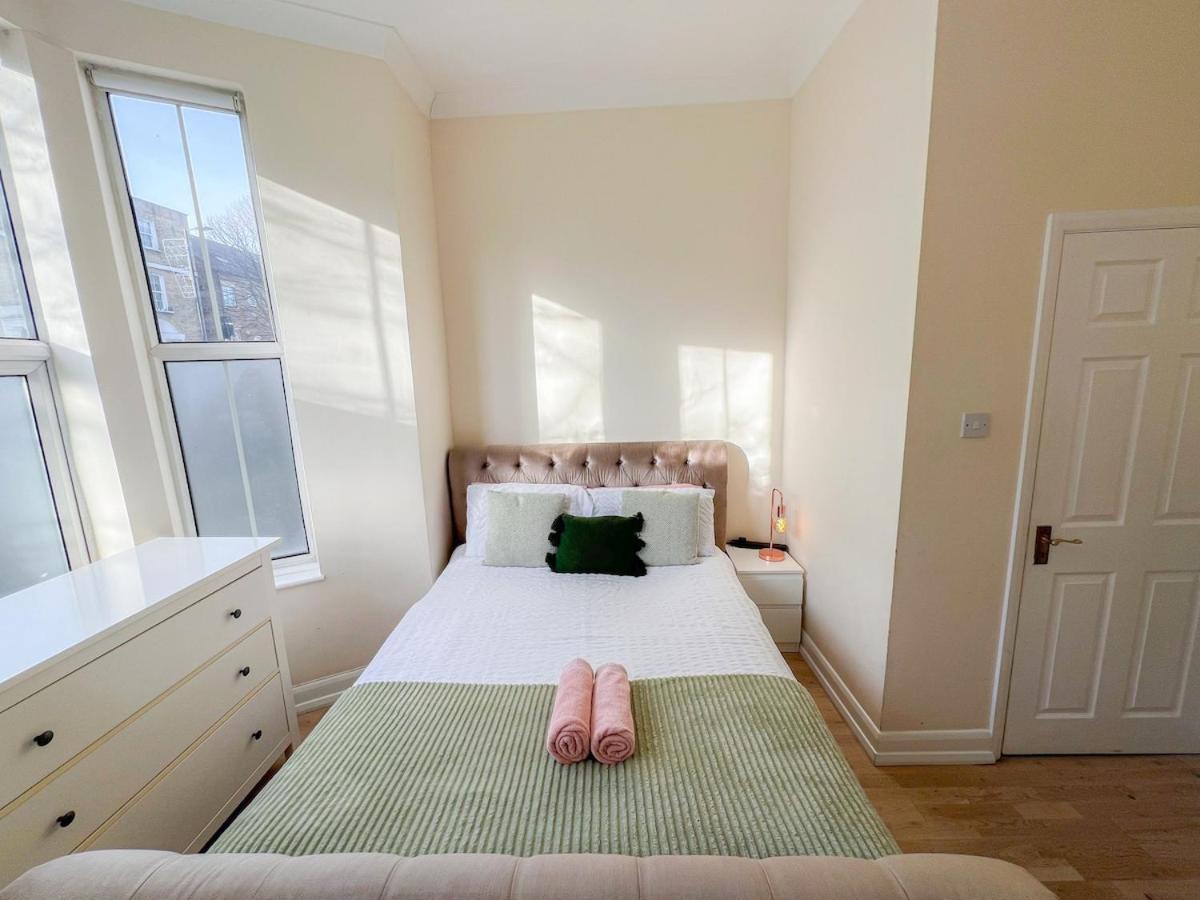 1-bedroom Flat With Small Garden & Paid Parking In Finsbury Park, Highbury Лондон