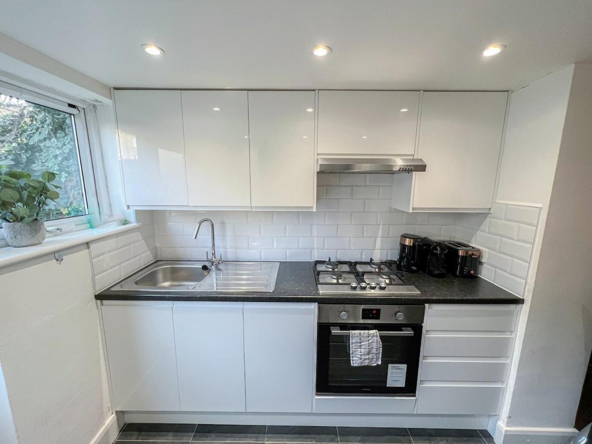 1-bedroom Flat With Small Garden & Paid Parking In Finsbury Park, Highbury Лондон