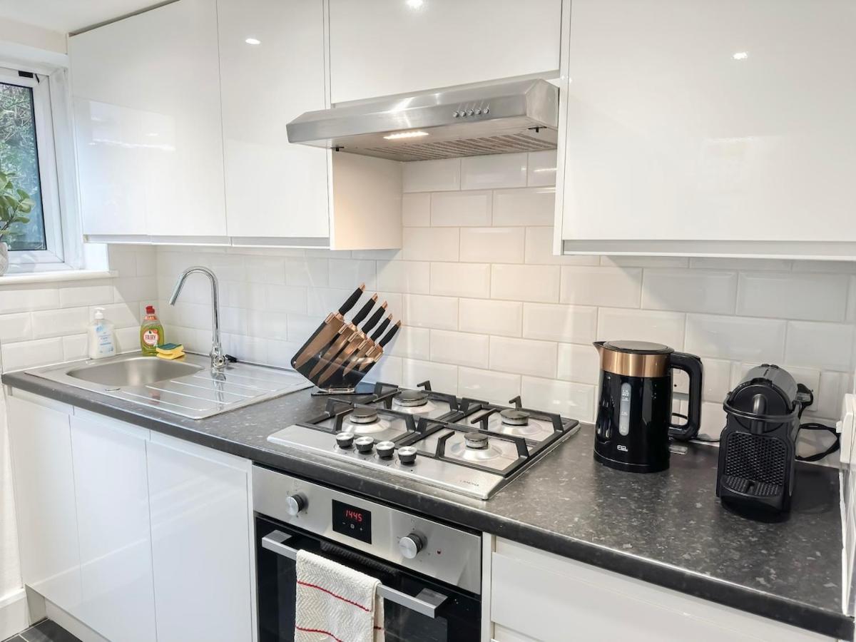 1-bedroom Flat With Small Garden & Paid Parking In Finsbury Park, Highbury * Лондон